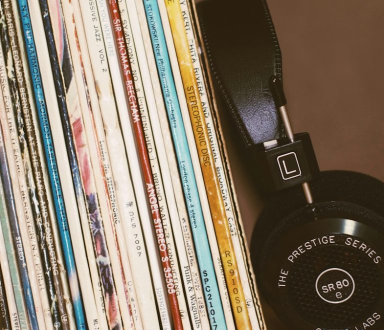 Audífonos junto a discos de vinilo